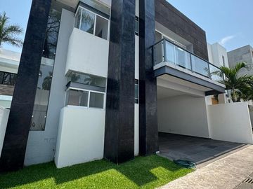 CASA EN EXCLUSIVO FRACCIONAMIENTO LEÑEROS