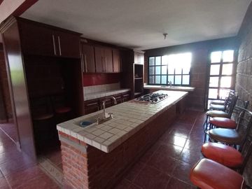 VENTA DE HERMOSA CASA CONSTRUIDA DE PURO SILLAR, A SOLO 7 MINUTOS EN AUTO DEL CENTRO