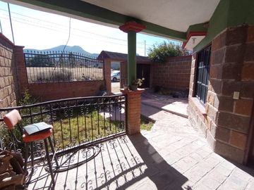 VENTA DE HERMOSA CASA CONSTRUIDA DE PURO SILLAR, A SOLO 7 MINUTOS EN AUTO DEL CENTRO