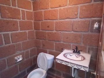 VENTA DE HERMOSA CASA CONSTRUIDA DE PURO SILLAR, A SOLO 7 MINUTOS EN AUTO DEL CENTRO