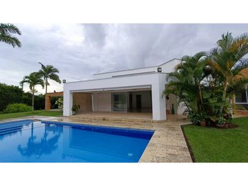Se vende o se arrienda casa campestre via al aeropuerto