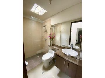 SE VENDE HERMOSA CASA DE DOS PISOS EN CONDOMINIO, VALLE DE LILI.
