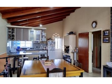 Casa en Venta Apta Credito en Tanti a pocas cuadras de ruta 28.