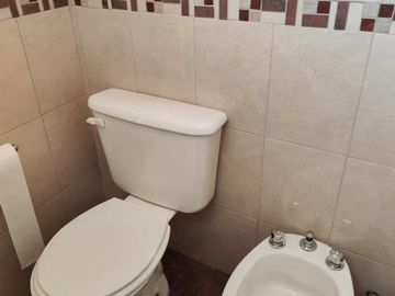 VENTA DE EXCELENTE DEPARTAMENTO DUPLEX 3 AMBIENTES EN LUIS GUILLÓN CON COCHERA - EN COMPLEJO - 80 M²