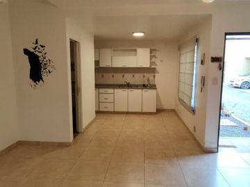VENTA DE EXCELENTE DEPARTAMENTO DUPLEX 3 AMBIENTES EN LUIS GUILLÓN CON COCHERA - EN COMPLEJO - 80 M²