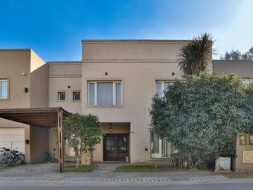 Venta casa en barrio Agustinas I, Villa Udaondo