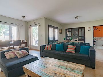 Venta casa en barrio Agustinas I, Villa Udaondo