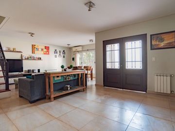 Venta casa en barrio Agustinas I, Villa Udaondo