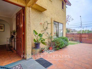 Amplia casa 4D/3B/2E / Manquehue/Latadía