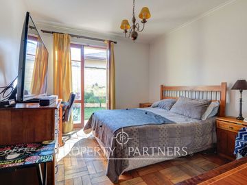 Amplia casa 4D/3B/2E / Manquehue/Latadía