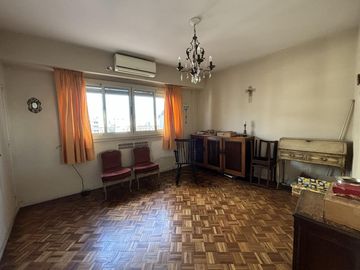 Venta Departamento 4 ambientes con dependencia en Caballito
