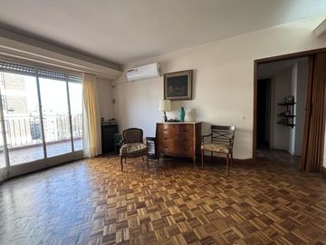 Venta Departamento 4 ambientes con dependencia en Caballito