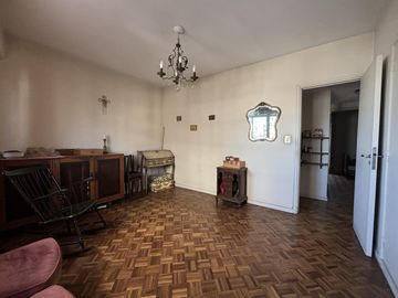 Venta Departamento 4 ambientes con dependencia en Caballito