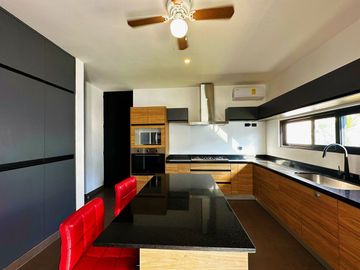 CASA EN VENTA EN PRIVADA ARBOREA CON AMENIDADES, CONKAL.