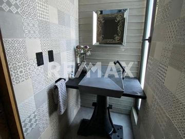 VENTA DE HERMOSA RESIDENCIA DE AUTOR EN JURIQUILLA