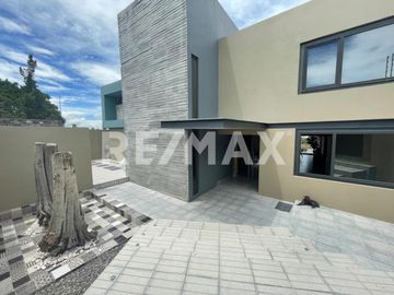 VENTA DE HERMOSA RESIDENCIA DE AUTOR EN JURIQUILLA