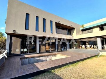 VENTA DE HERMOSA RESIDENCIA DE AUTOR EN JURIQUILLA