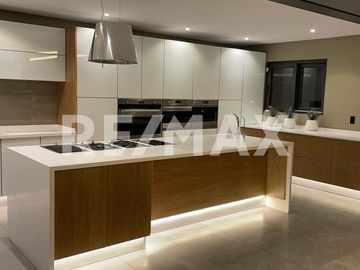VENTA DE HERMOSA RESIDENCIA DE AUTOR EN JURIQUILLA