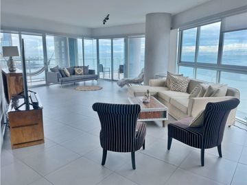 SE VENDE ELEGANTE APARTAMENTO PH YACHT CLUB AVENIDA BALBOA