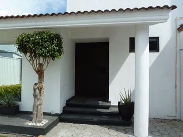 HERMOSA CASA UNA PLANTA EN CAMINO REAL Y ZAVALETA