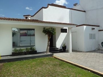 HERMOSA CASA UNA PLANTA EN CAMINO REAL Y ZAVALETA