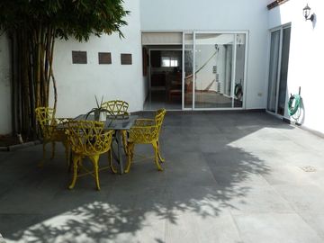 HERMOSA CASA UNA PLANTA EN CAMINO REAL Y ZAVALETA