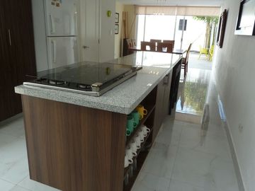 HERMOSA CASA UNA PLANTA EN CAMINO REAL Y ZAVALETA