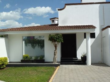 HERMOSA CASA UNA PLANTA EN CAMINO REAL Y ZAVALETA