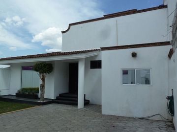 HERMOSA CASA UNA PLANTA EN CAMINO REAL Y ZAVALETA