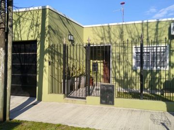 CASA EN PLENO CENTRO DE MUÃIZ, MUY BUEN ESTADO