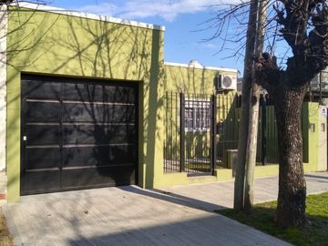 CASA EN PLENO CENTRO DE MUÃIZ, MUY BUEN ESTADO