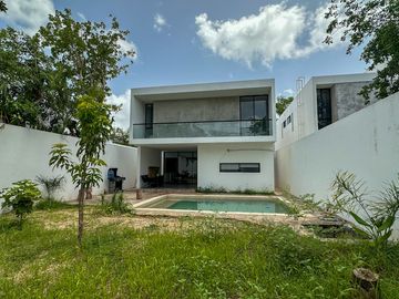Casa Vanguardia en Venta en  San José Tulipanes, Cholul