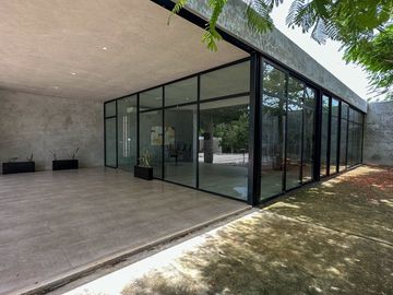 Casa Vanguardia en Venta en  San José Tulipanes, Cholul