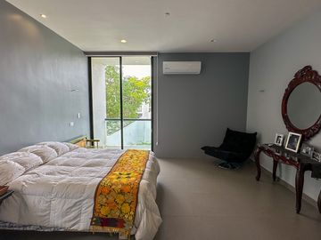 Casa Vanguardia en Venta en  San José Tulipanes, Cholul