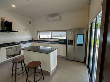 Casa Vanguardia en Venta en  San José Tulipanes, Cholul