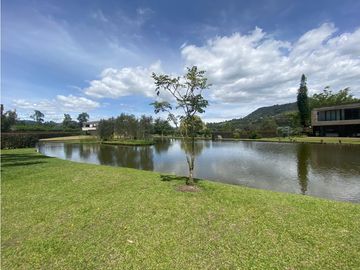 Casa campestre con lago en unidad cerrada vía San Antonio-La Ceja