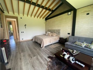 Casa campestre con lago en unidad cerrada vía San Antonio-La Ceja