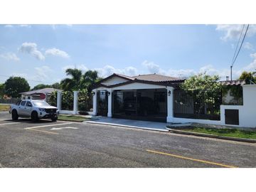 VENTA DE HERMOSA CASA CON PISCINA EN PENONOME