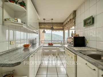 Excelente OPORTUNIDAD  !!!! Acogedor  departamento con vista despejada , 4 D  ,  sector Alto Las Condes .