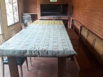 Casa 4 ambientes con quincho y cochera