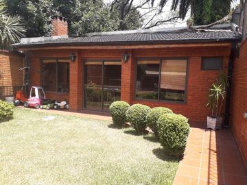 Casa 4 ambientes con quincho y cochera