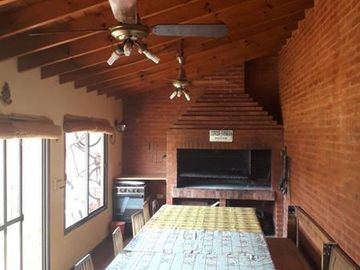 Casa 4 ambientes con quincho y cochera