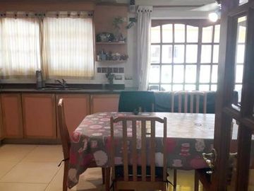 Casa 4 ambientes con quincho y cochera