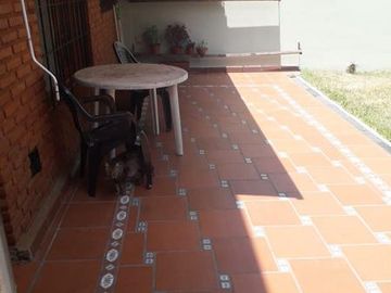 Casa 4 ambientes con quincho y cochera