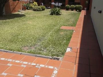 Casa 4 ambientes con quincho y cochera