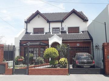 Casa 4 ambientes con quincho y cochera
