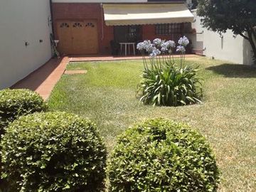 Casa 4 ambientes con quincho y cochera