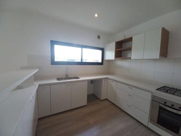 CASA A ESTRENAR EN BARRIO SAN PABLO, PILAR! EXCELENTE CALIDAD DE CONSTRUCCION!