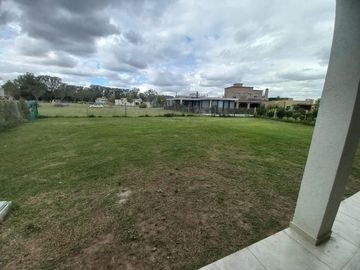 CASA A ESTRENAR EN BARRIO SAN PABLO, PILAR! EXCELENTE CALIDAD DE CONSTRUCCION!