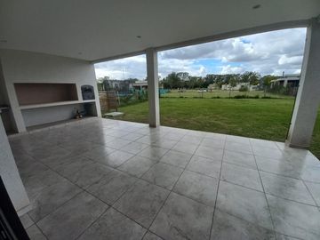 CASA A ESTRENAR EN BARRIO SAN PABLO, PILAR! EXCELENTE CALIDAD DE CONSTRUCCION!